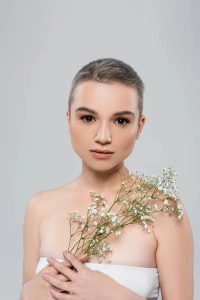 Mujer Joven Con Piel Perfecta Flores Gypsophila Blancas Mirando Cámara — Foto de Stock