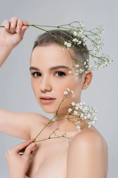 Ung Kvinna Med Naturlig Makeup Håller Grenar Zigenare Medan Tittar — Stockfoto
