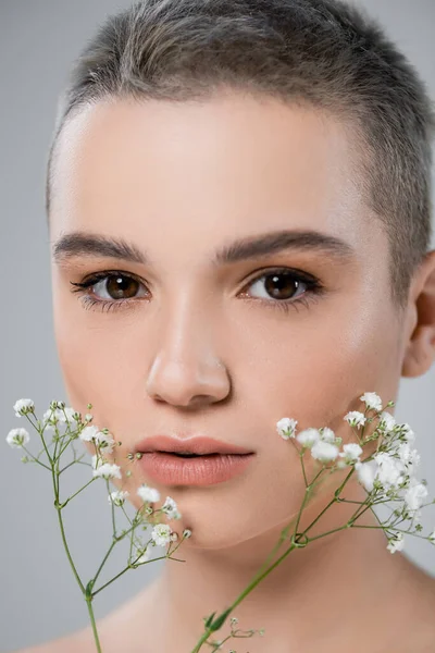 Vista Cerca Mujer Con Piel Perfecta Maquillaje Natural Cerca Flores — Foto de Stock