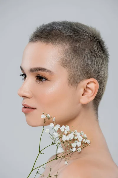 Beyaz Çiçeklerin Yanında Kısa Saçlı Çekici Bir Kadının Portresi Gri — Stok fotoğraf