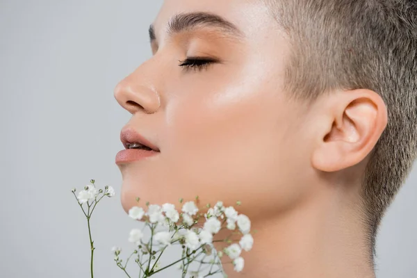 Perfil Mulher Encantadora Com Rosto Perfeito Perto Flores Brancas Minúsculas — Fotografia de Stock