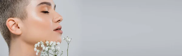 Oldalnézetben Fiatal Csukott Szemmel Közel Fehér Apró Virágok Elszigetelt Szürke — Stock Fotó