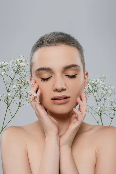 Mujer Joven Con Hombros Desnudos Tocando Cara Cerca Flores Gypsophila — Foto de Stock