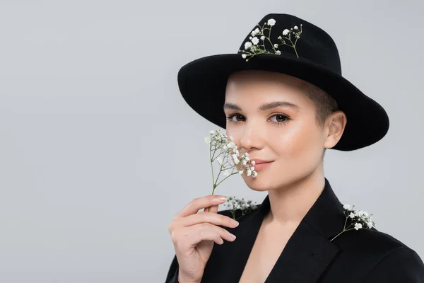 Mujer Joven Con Flores Gypsophila Blancas Con Sombrero Ala Negra —  Fotos de Stock