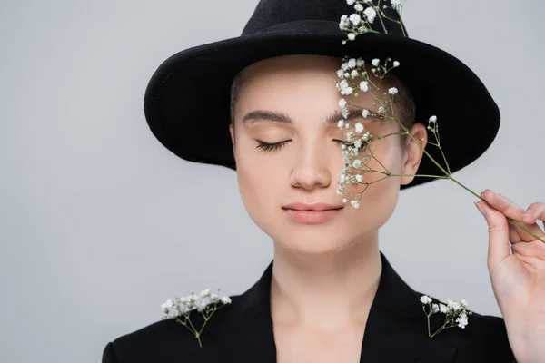 Encantadora Mujer Con Los Ojos Cerrados Sosteniendo Rama Gypsophila Cerca — Foto de Stock