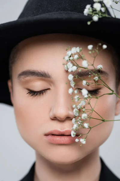 Zblízka Portrét Ženy Zavřenýma Očima Přírodní Make Blízkosti Malých Bílých — Stock fotografie