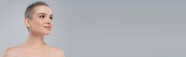 Очаровательная Женщина Обнаженными Плечами Натуральный Макияж Глядя Вдали Изолированы Серый — стоковое фото