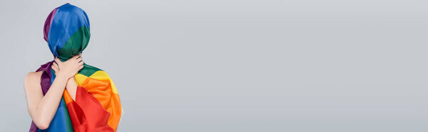 женщина покрывает голову с lgbt флаг изолирован на сером, баннер