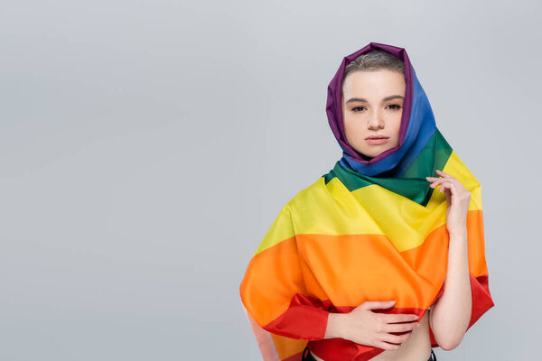 вид спереди симпатичной женщины, обернутой в серый флаг