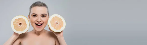 Mulher Animado Com Pele Perfeita Mostrando Metades Toranja Isolado Cinza — Fotografia de Stock