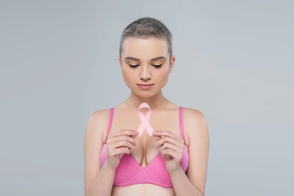 Mujer Joven Con Pelo Corto Sosteniendo Cinta Conciencia Del Cáncer — Foto de Stock