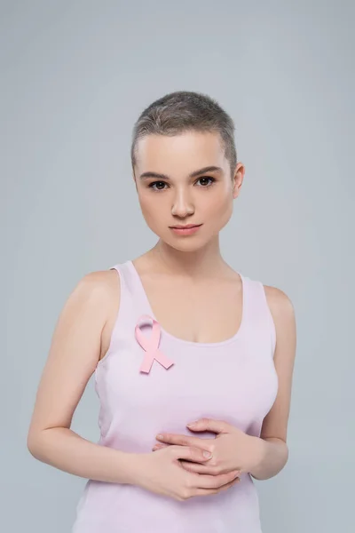 Ung Kvinna Med Bröstcancer Medvetenhet Band Tank Topp Tittar Kameran — Stockfoto