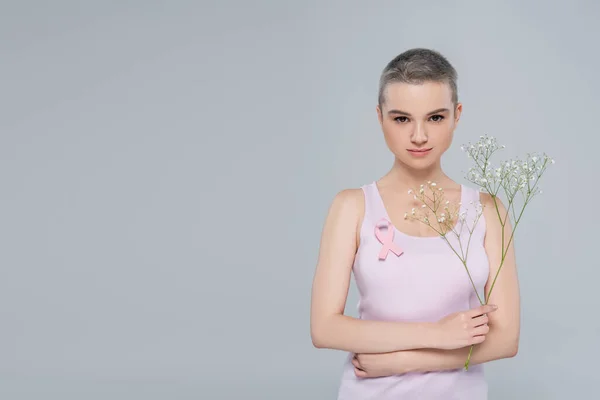 Mujer Joven Con Cáncer Mama Cinta Sensibilización Flores Gypsophila Aisladas — Foto de Stock