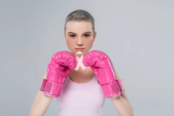 Jovem Mulher Luvas Boxe Rosa Segurando Fita Consciência Câncer Mama — Fotografia de Stock