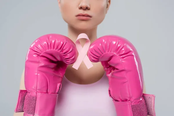 Vista Cortada Mulher Luvas Boxe Segurando Fita Consciência Rosa Isolado — Fotografia de Stock