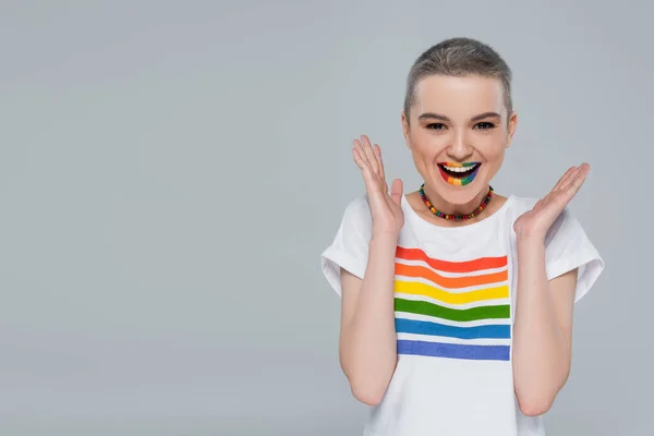 Fröhliche Frau Regenbogenfarbenem Shirt Blickt Vereinzelt Die Kamera Auf Grau — Stockfoto