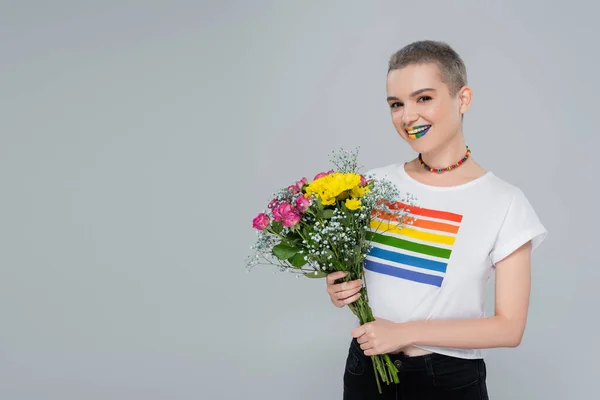 Felice Donna Arcobaleni Colore Shirt Con Bouquet Colorato Isolato Grigio — Foto Stock