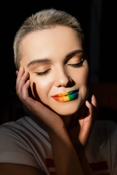 Mujer Joven Con Colores Arco Iris Labios Manos Cerca Cara —  Fotos de Stock