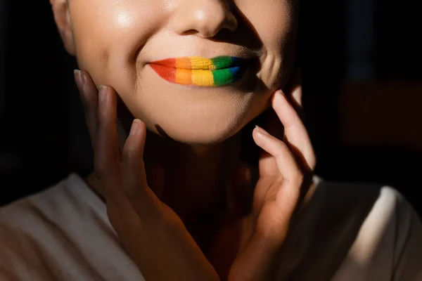 Bijgesneden Weergave Van Glimlachende Vrouw Met Lgbt Kleuren Lippen Geïsoleerd — Stockfoto