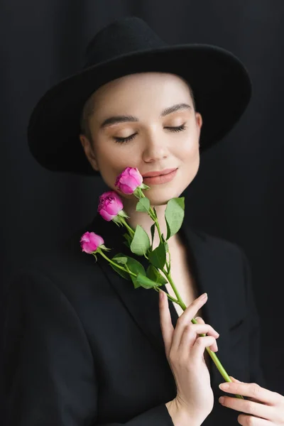 Jovem Com Olhos Fechados Segurando Pequenas Rosas Cor Rosa Perto — Fotografia de Stock