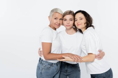 Beyaz tişörtlü kadınlar, gri feminizm kavramında soyutlanmış bir şekilde sarılıyorlar.