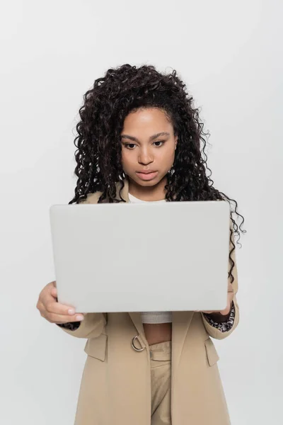 Afro Americana Donna Affari Utilizzando Computer Portatile Isolato Grigio — Foto Stock