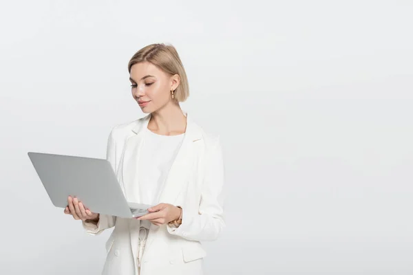 Blondýny Businesswoman Při Pohledu Notebook Izolované Šedé — Stock fotografie