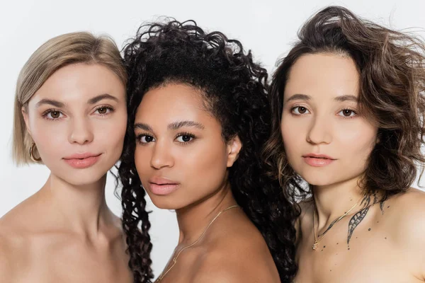 Young Multiethnic Women Naked Shoulders Looking Camera Isolated Grey — Stock Photo, Image