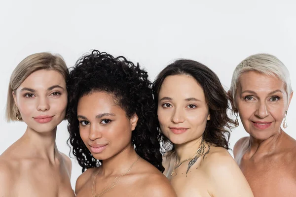 Mujeres Interracial Positivas Con Hombros Desnudos Mirando Cámara Aislada Gris — Foto de Stock