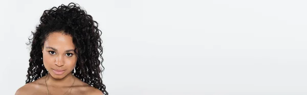 Kręcone Afroamerykanka Kobieta Nagimi Ramionami Patrząc Aparat Odizolowany Szary Sztandar — Zdjęcie stockowe