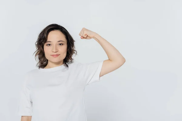 Junge Frau Weißen Shirt Zeigt Muskeln Isoliert Auf Grau — Stockfoto