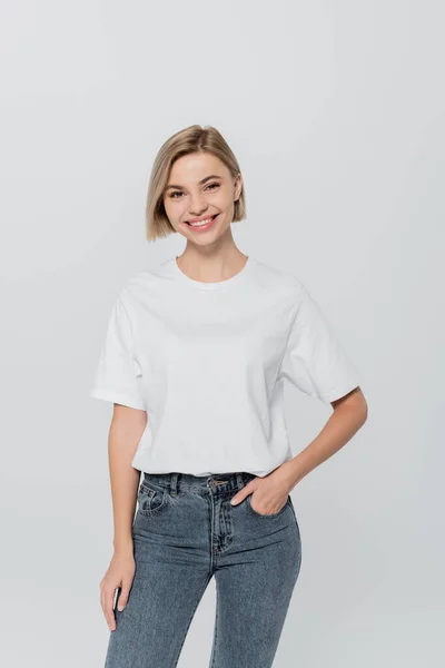 Fröhliche Blonde Frau Shirt Posiert Isoliert Auf Grau — Stockfoto