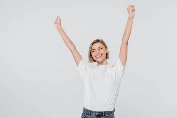 Spännande Blond Kvinna Vit Shirt Visar Gest Isolerad Grå — Stockfoto