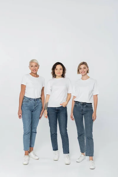 Full Längd Leende Kvinnor Vita Shirts Står Grå Bakgrund — Stockfoto