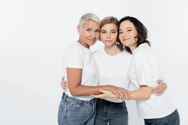 Γυναίκες Λευκά Μπλουζάκια Που Αγκαλιάζονται Απομονωμένες Γκρίζα Φεμινιστική Έννοια — Φωτογραφία Αρχείου