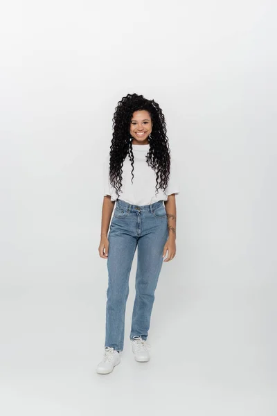 Longitud Completa Sonriente Mujer Afroamericana Mirando Cámara Sobre Fondo Gris — Foto de Stock