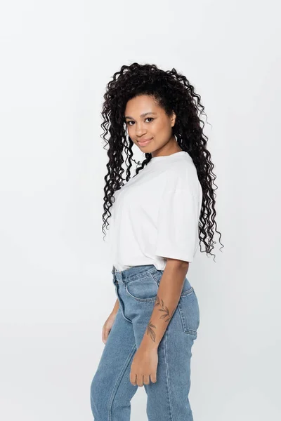 Mujer Afroamericana Positiva Jeans Camiseta Mirando Cámara Aislada Gris — Foto de Stock