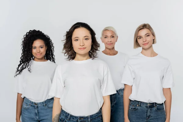 Mujer Joven Camiseta Blanca Mirando Cámara Cerca Amigos Interracial Aislados — Foto de Stock