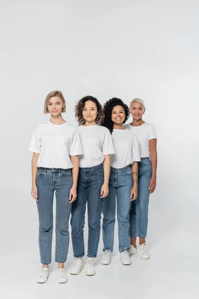 Full Längd Rasblandade Kvinnor Jeans Och Shirts Grå Bakgrund Feminism — Stockfoto