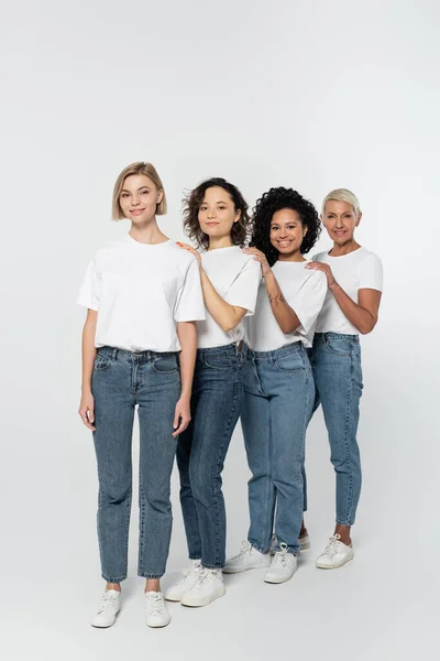 Longitud Completa Mujeres Multiétnicas Jeans Camisetas Blancas Mirando Cámara Sobre — Foto de Stock