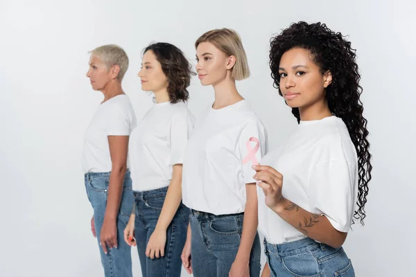 Mujer Afroamericana Sosteniendo Cinta Rosa Conciencia Cáncer Mama Cerca Amigos —  Fotos de Stock