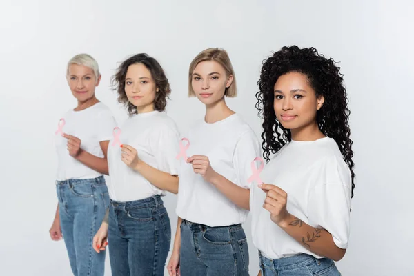 Mujeres Interraciales Sosteniendo Cintas Rosadas Conciencia Sobre Cáncer Mama Mirando — Foto de Stock