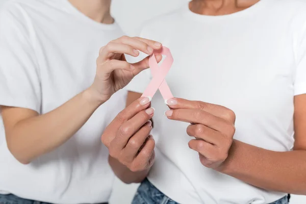 Beskuren Syn Kvinnor Som Har Band Bröstcancer Medvetenhet Isolerad Grå — Stockfoto