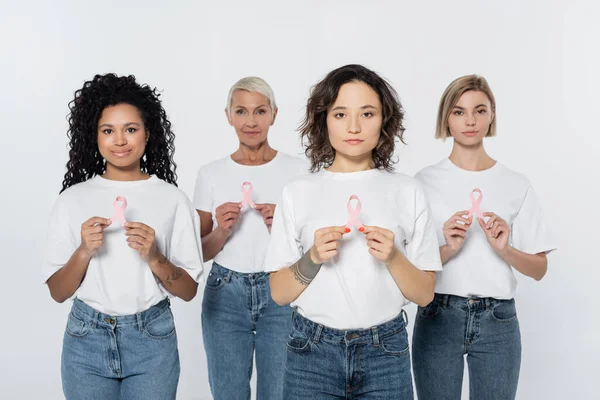 Mujer Sosteniendo Cinta Rosa Conciencia Cáncer Mama Cerca Amigos Interracial — Foto de Stock