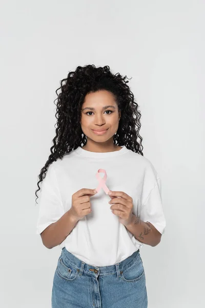 持有粉红带的非裔美国妇女对乳腺癌的认识呈灰色 — 图库照片