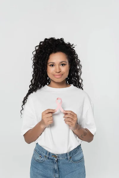 Mujer Afroamericana Sosteniendo Cinta Rosa Conciencia Cáncer Mama Aislada Gris — Foto de Stock