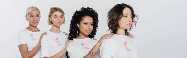 Rasgränsöverskridande Kvinnor Med Bröstcancerband Som Står Isolerade Grå Banderoll — Stockfoto