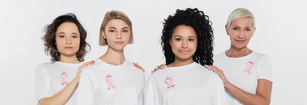 Multi Etnische Vrouwen Met Roze Linten Kijken Naar Camera Geïsoleerd — Stockfoto