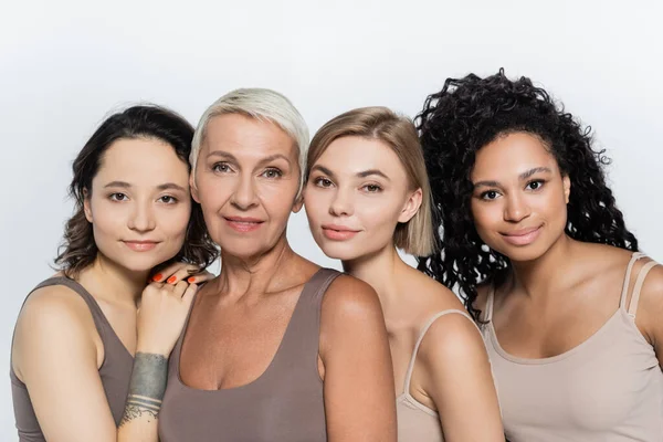 Donne Interrazziali Posa Insieme Isolate Sul Grigio — Foto Stock