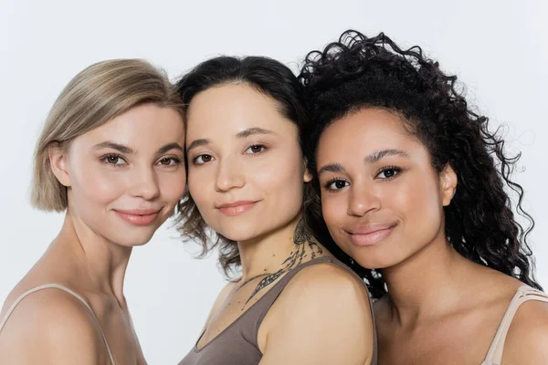 Jovens Mulheres Inter Raciais Olhando Para Câmera Isolada Cinza — Fotografia de Stock